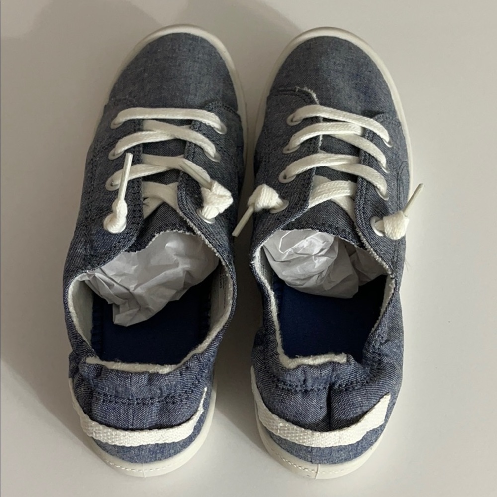 Material Girl Size 7 Denim Wash Gym Shoes - Picture 8 of 8